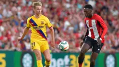 Striker Athletic Bilbao, Inaki Williams (kanan) membawa bola dari kejaran gelandang Barcelona, Frenkie de Jong  selama pertandingan perdana La Liga Spanyol di Stadion San Mames, Sabtu (17/8/2019). Bilbao menang tipis atas Barcelona dengan skor 1-0. (AFP Photo/Ander Gillenea)