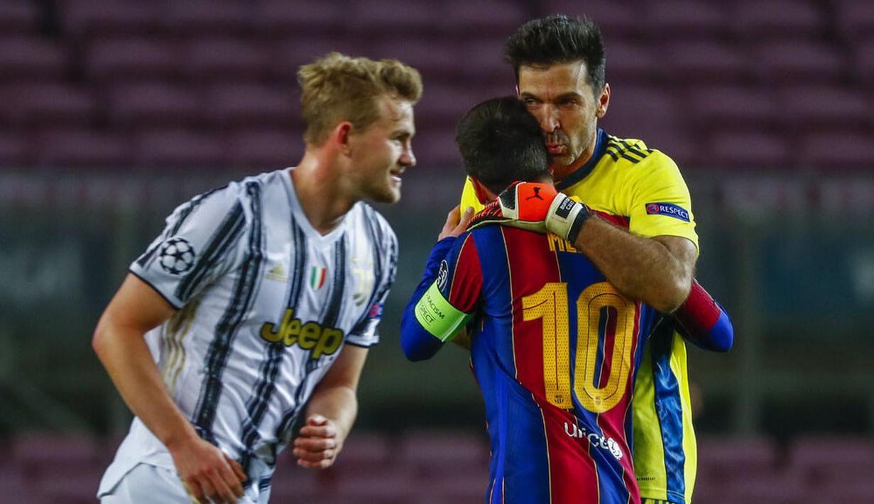 Striker Barcelona, Lionel Messi, berpelukan dengan kiper Juventus, Gianluigi Buffon, pada laga Liga Champions di Stadion Camp Nou, Rabu (9/12/2020). Aksi La Pulga tersebut karena merasa frusatsi gagal membobol gawang Buffon. (AP/Joan Monfort)