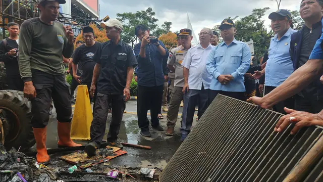 Wali Kota Depok Supian Suri meninjau langsung pengakutan sampah yang berada di saluran air di Mall Depok Town Square.