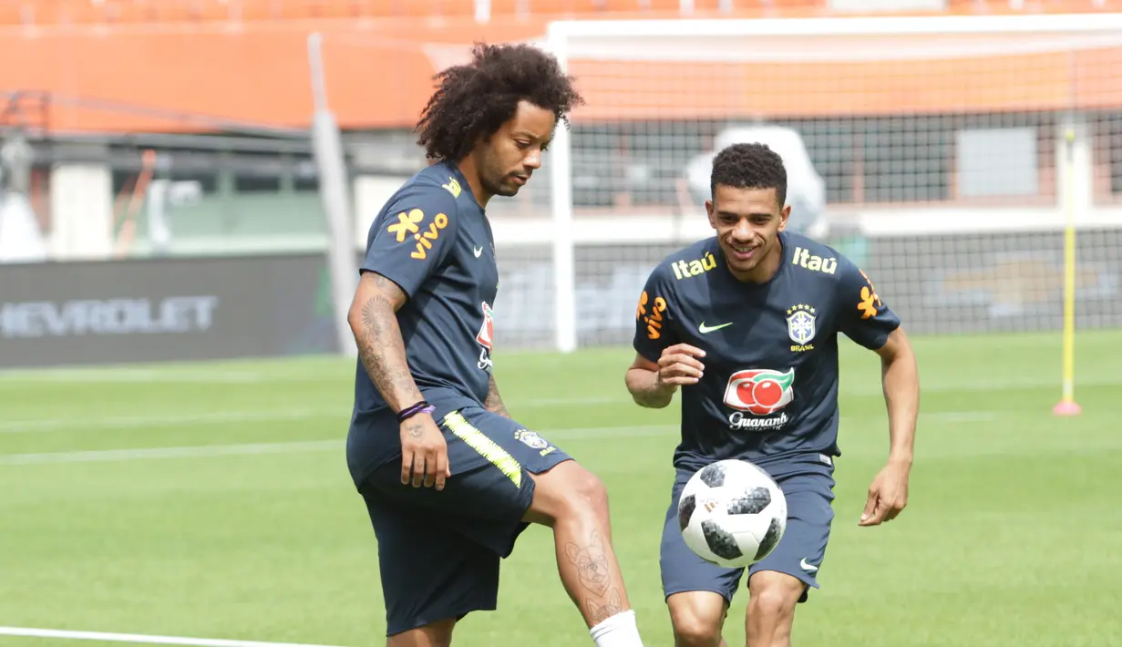 Bek Brasil, Marcelo, mengontrol bola saat latihan di Stadion Ernst Happel, Wina, Sabtu (9/6/2018). Latihan ini merupakan persiapan jelang laga ujicoba melawan Austria. (Bola.com/Reza Khomaini)