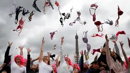 Aksi puluhan wanita melemparkan bra mereka ke udara saat acara tahunan "Pink Bra Toss" di depan Menara Eiffel, Paris, Minggu (13/5). Acara ini dalam rangka mendukung para wanita dalam menjaga kesehatan payudara dari bahaya kanker. (AP/Christophe Ena)