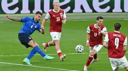 Leonardo Spinazzola telah membuktikan sebagai salah satu bek kiri paling berbahaya di Euro 2020 karena kecepatan dan ketajaman yang dimilikinya. Berdasarkan statistik UEFA, dirinya tercatat sebagai pemain tercepat yang mampu berlari dengan kecepatan 33,8 km/jam. (Foto: AFP/Pool/Justin Tallis)