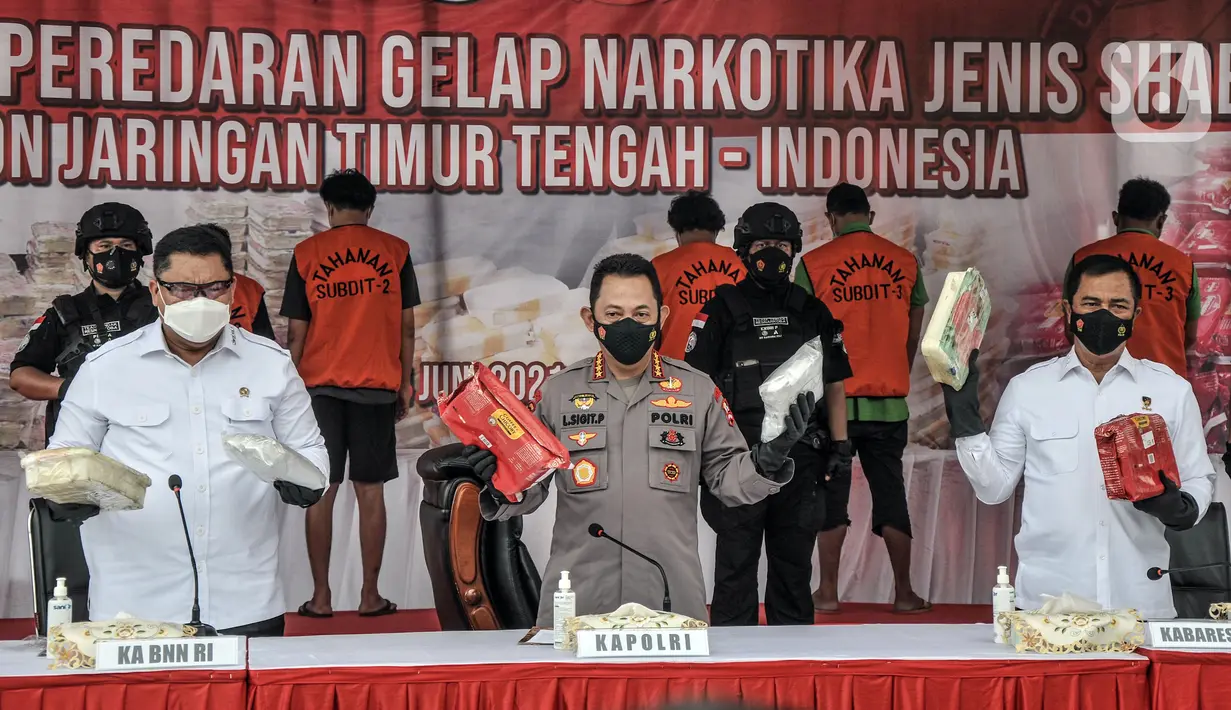 Kapolri Jenderal Listyo Sigit Prabowo (tengah) menunjukkan barang bukti saat rilis kasus narkoba jaringan Timur Tengah di Mapolda Metro Jaya, Jakarta, Senin (14/6/2021). Satgas Narkoba Polda Metro Jaya bersama Polres Jakarta Pusat mengamankan tujuh tersangka. (merdeka.com/Iqbal S. Nugroho)