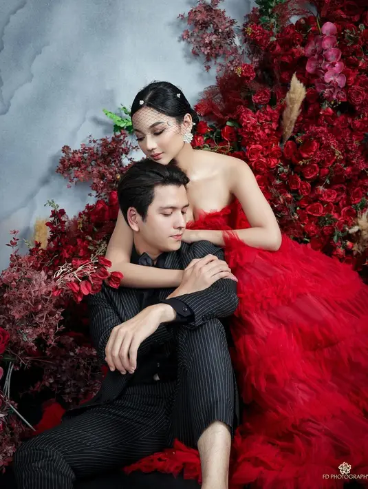 Aura kebahagiaan calon pengantin ini begitu terpancar dalam pemotretan tersebut. Glenca Chysara tampak memeluk Rendi John. Sedangkan Rendi memegang tangan Glenca yang berada di dadanya. (Liputan6.com/IG/@fdphotography90)