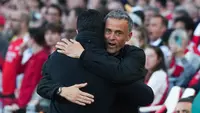 Pelatih Paris Saint-Germain (PSG), Luis Enrique, memeluk pelatih Arsenal, Mikel Arteta, setelah pertandingan leg pertama semifinal Liga Champions di Stadion Emirates, London, Rabu dinihari WIB, (30/4/ 2025). (AP Photo/Kirsty Wigglesworth)