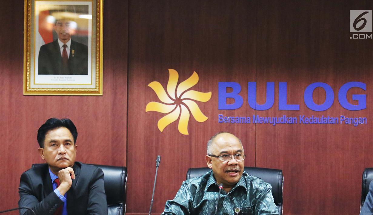 Pengacara Perum Bulog Yusril Ihza Mahendra bersama dengan Direktur SDM dan Umum Wahyu Suparyono bersiap memberi keterangan di kantor Bulog, Jakarta, Senin (25/9). (Liputan6.com/Angga Yuniar)