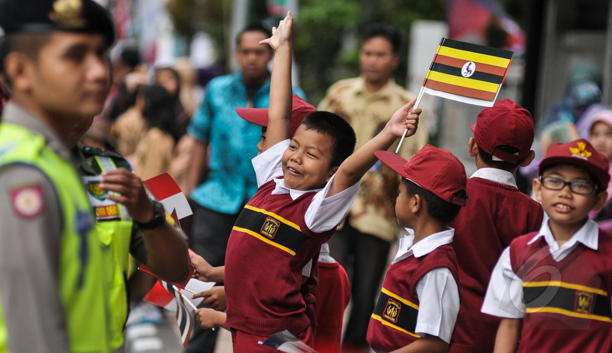 Tampak ekspresi siswa SD Saat menyambut kedatangan Para kepala Negara dan delegasi dari Asia dan Afrika mengikuti 'Historical Walk' dalam rangkaian Peringatan KAA ke-60, di Bandung, Jumat (24/4/2015). (Liputan6.com/Faizal Fanani)