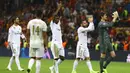 Para pemain Real Madrid menyapa suporter setelah mengalahkan Galatasaray pada laga Liga Champions di Stadion Ali Sami Yen Spor, Istanbul, Selasa (22/10). Galatasaray kalah 0-1 dari Madrid. (AFP/Ozan Kose)