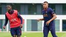 Pemain PSG, Ousmane Dembele (kiri) dan Kylian Mbappe, menjalani sesi latihan di Poissy, Senin (14/8/2023). (Twitter/@PSG_English)