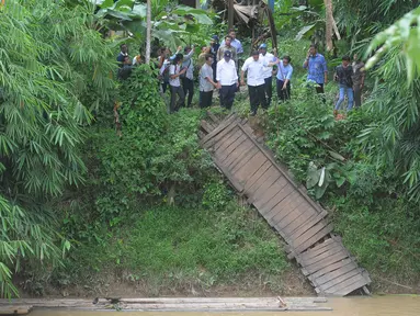 Menteri Pendidikan dan Kebudayaan, Anies Baswedan bersama Menteri Pekerjaan Umum Mochamad Basuki Hadimuljono meninjau lokasi jembatan runtuh di Lebak, Banten, Senin (16/3/2015). (Liputan6.com/Herman Zakharia)