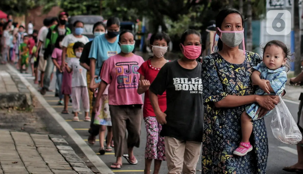Warga menerapkan jaga jarak aman saat antre untuk mendapatkan takjil di Jalan Cempaka Putih Raya, Jakarta, Senin (11/5/2020). Setiap hari selama Ramadan, masyarakat sekitar membagikan 350 takjil kepada warga kurang mampu dan terdampak virus corona COVID-19. (Liputan6.com/Johan Tallo)