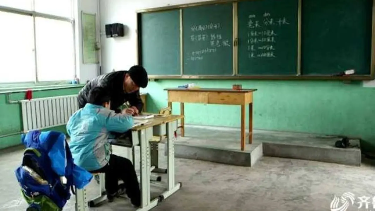 Kisah Muram Guru di Sekolah Terpencil yang Ditinggalkan Siswanya