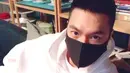 Pada postingan foto itu, Lee Min Ho terlihat mengenakan hoodie warna putih dengna gambar anak di bagian tengahnya. Sayangnya, ia memilih untuk menutup wajah tampannya dengan masker hitam. (Foto: instagram.com/actorleeminho)