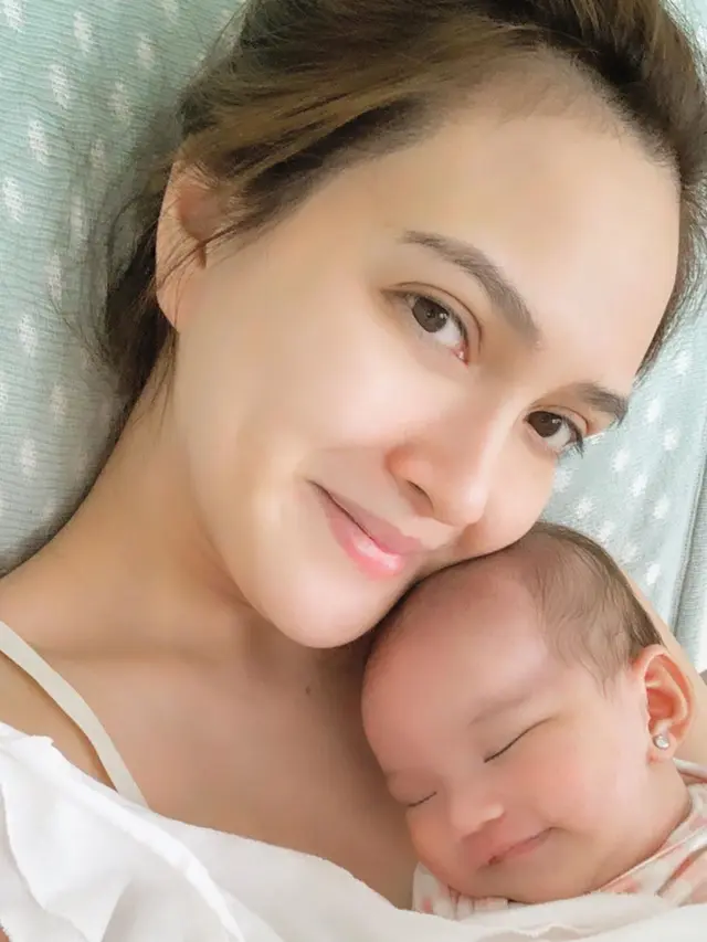 6 Potret Shandy Aulia saat Momong Anak, Bak ABG
