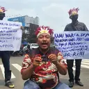 Protes Rekening Botok Diblokir, Warga Depok Bakar Kartu ATM di Jalan