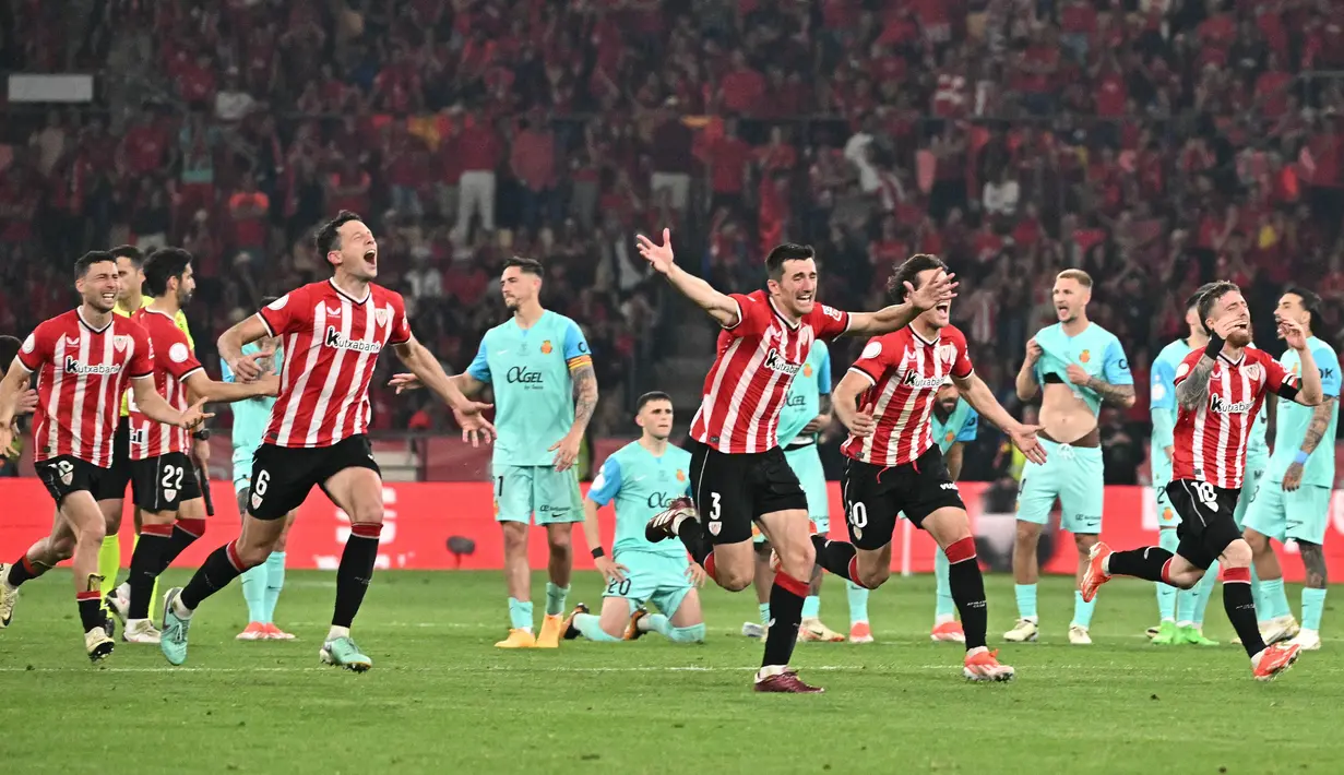 Pemain Athletic Bilbao merayakan kemenangan atas Real Mallorca pada laga final Copa del Rey di Stadion Olimpico de Sevilla, Minggu (7/4/2024). Bilbao terakhir naik podium saat juara Copa del Rey 1984. Mereka sempat mencapai final enam kali, namun semuanya berakhir dengan kekalahan, termasuk pada musim 2020-2021. (AFP/Javier Soriano)