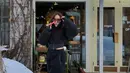 Tak lupa, kacamata hitam menjadi aksesori penunjang yang menambah kesan misterius dan fashionable, memberikan kesan cool yang menyatu dengan keseluruhan penampilannya. [@gisel_la].