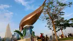 Orang-orang berkumpul di corniche pinggir laut Doha pada hari kedua Idul Fitri, yang menandai akhir bulan puasa Ramadhan, pada 22 April 2023. (AFP/Karim Jaafar)