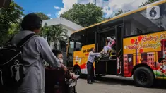 Unit Pengelola Angkutan Sekolah (UPAS) Dishub DKI Jakarta mengoperasikan 5 unit armada bus sekolah khusus untuk penyandang disabilitas. (Liputan6.com/Angga Yuniar)