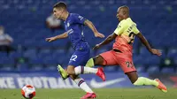 Gelandang Chelsea, Christian Pulisic, berebut bola dengan pemain Manchester City, Fernandinho, pada laga Premier League di Stadion Stamford Bridge, Kamis (25/6/2020). Chelsea menang 2-1 atas Manchester City. (AP Photo/Adrian Dennis)