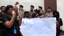 Jurnalis melakukan unjuk rasa di depan Kedubes Myanmar, Jakarta, Jumat (7/9). Mereka mendesak pemerintah Myanmar membebaskan Wa Lone dan Kyaw Soe Oo yang menulis laporan tentang serangan militer di negara bagian Rakhine. (Liputan6.com/Helmi Fithriansyah)