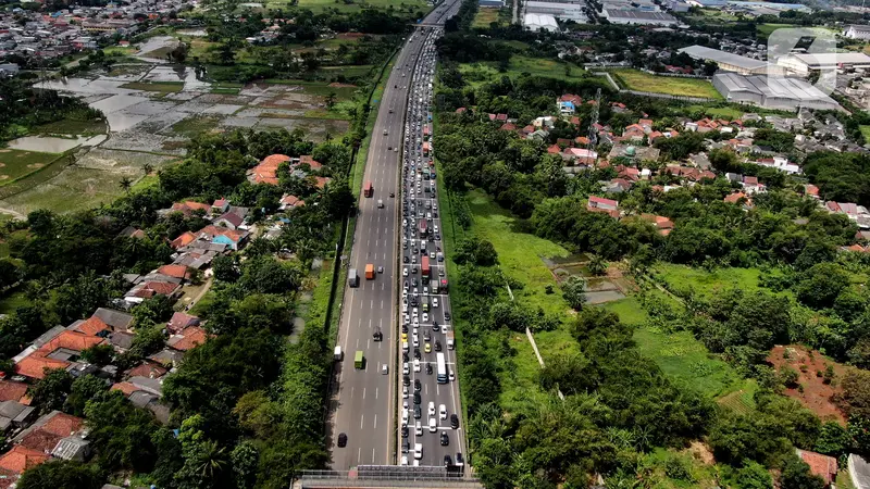 Kemacetan Panjang Pemudik di Pintu Tol Cikupa