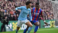 Bek MU Timothy Fosu-Mensah (kanan) yang tengah menjalani masa pinjaman di Crystal Palace menjaga winger Manchester City Leroy Sane. (AFP/Glyn Kirk)