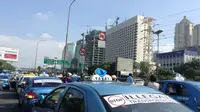 Ribuan sopir taksi berdemo, Jalan Gatot Subroto ke arah Semanggi macet (Liputan6.com/Irna