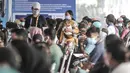 Warga antre mendaftar untuk mengikuti vaksinasi massal Covid-19 di Pasar Ikan Modern Muara Baru, Penjaringan, Jakarta, Kamis (5/8/2021). Vaksinasi massal di Pasar Ikan Muara Baru pada 5-7 Agustus ini menyasar masyarakat kawasan pesisir yang berusia 12 tahun ke atas. (merdeka.com/Iqbal S Nugroho)