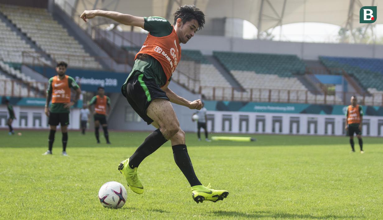 Pemain Timnas Indonesia, Gavin Kwan, mengontrol bola saat latihan di Stadion Wibawa Mukti, Jawa Barat, Selasa (6/11). Latihan ini merupakan persiapan jelang Piala AFF 2018. (Bola.com/Vitalis Yogi Trisna)