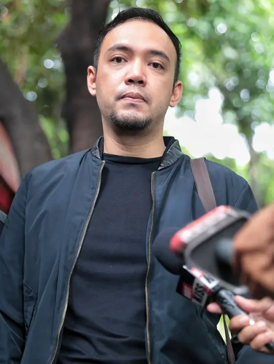 Menurut pengakuannya, Sandy Tumiwa mengatakan bahwa dirinya sangat sulit bertemu dengan buah hati lantaran kerap mendapat larangan dari Tessa Kaunang, mantan istrinya. (Adrian Putra/Bintang.com)