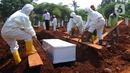 Petugas saat memakamkan pasien Covid-19 di TPU Pondok Ranggon, Jakarta Senin (7/9/2020). Petugas pemakaman mengatakan terjadi lonjakan jenazah yang terjadi dalam satu bulan lebih terakhir dengan  memakamkan lebih  30 jenazah dalam satu hari. (merdeka.com/Arie Basuki)
