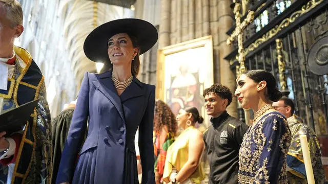 Pesona Kate Middleton dengan Topi Lebar, Bikin Gagal Cium Pipi Putri Anne