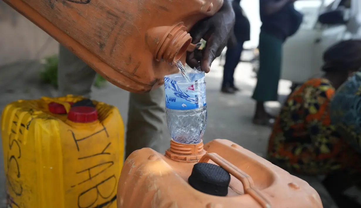 Pihak berwenang menyalahkan kelangkaan tersebut pada gangguan pasokan karena tantangan logistik. (AP Photo/Sunday Alamba)