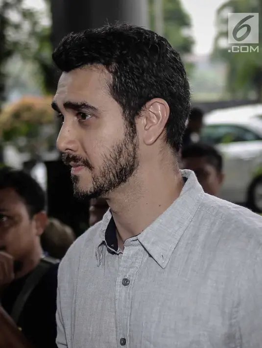 Aktor Fachri Albar tiba di Kejaksaan Negeri Jakarta Selatan, Kamis (19/4). Berkas kasus dugaan penyalahgunaan narkotika yang menjerat aktor Fachri Albar telah dinyatakan lengkap oleh kepolisian. (Liputan6.com/Faizal Fanani)