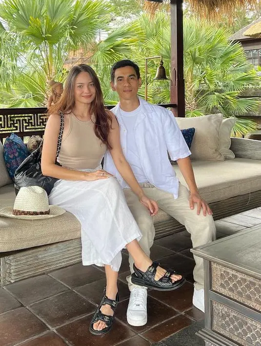 Tampil dengan outfit senada seperti pasutri baru Enzy Storia dan Melon. Enzy tampil dengan tanktop coklat dipadukan celana putih, sebaliknya Melon tampil dengan kemeja putih dipadukan celana warna beige. [@enzystoria]