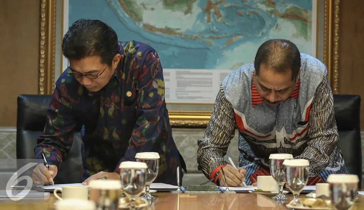 Ketua OJK,  Muliaman D. Hadad (kiri) bersama Menpar Arief Yahya menandatangani MoU di Jakarta, Selasa (19/4). MoU tersebut terkait pengembangan destinasi dan industri pariwisata melalui Lembaga Jasa Keuangan. (Liputan6.com/Faizal Fanani)