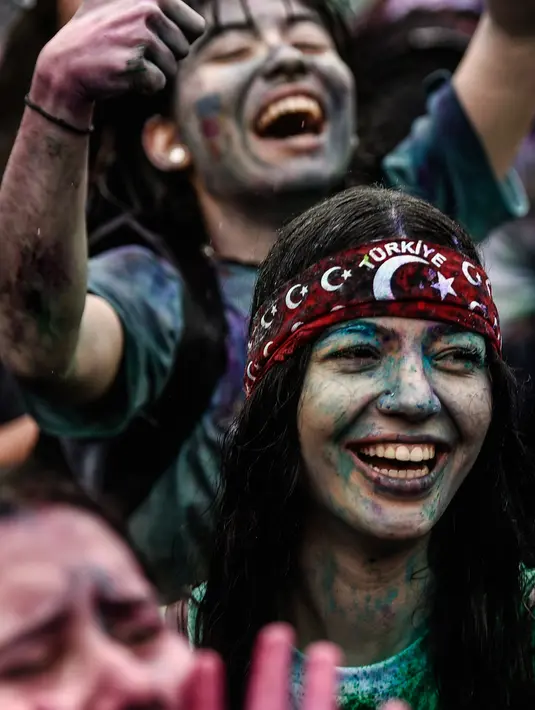 Seorang wanita tersenyum saat mengikuti Color Sky Festival di distrik Kadikoy, di Istanbul, Turki (6/5). Color Sky Festival merupakan acara amal tahunan yang diadakan di Istanbul. (AFP Photo/Yasin Akgul)