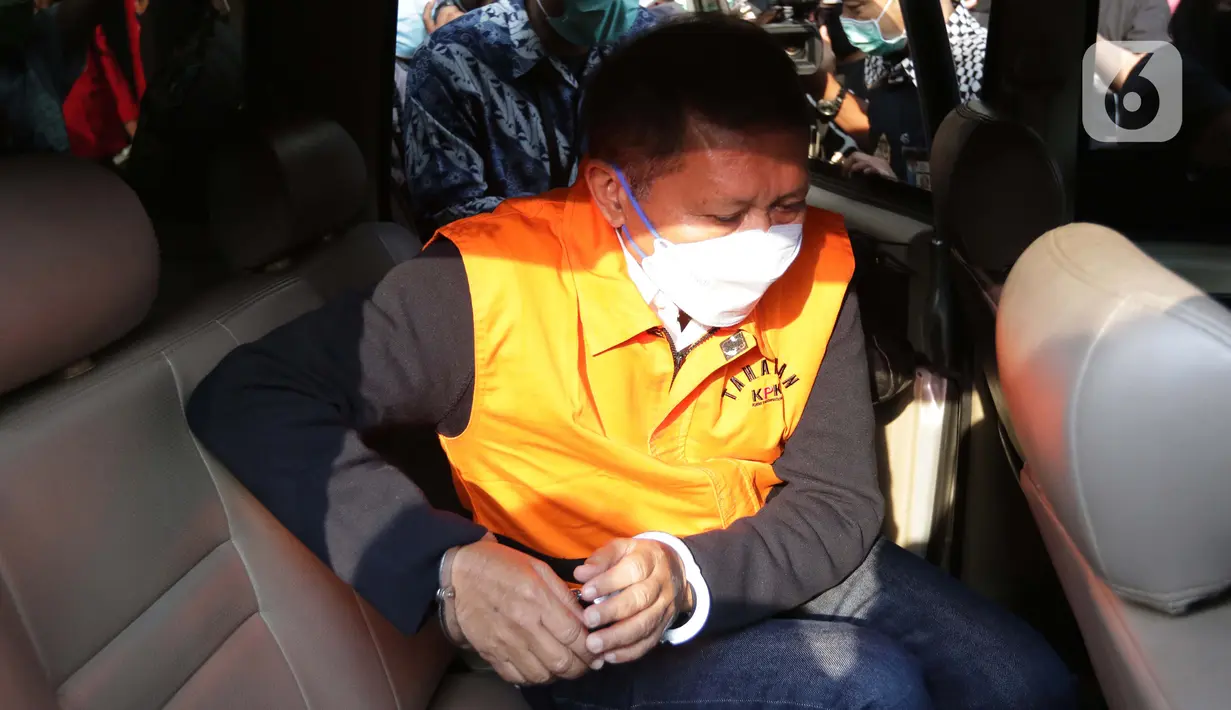 Mantan Dirut PT Pelindo II (Persero) Richard Joost Lino mengenakan rompi tahanan usai diperiksa di gedung KPK, Jakarta, Jumat (26/3/2021). RJ Lino ditetapkan sebagai tersangka pada Desember 2015 lalu dalam dugaan korupsi pengadaan tiga unit Quay Container Crane. (Liputan6.com/Helmi Fithriansyah)