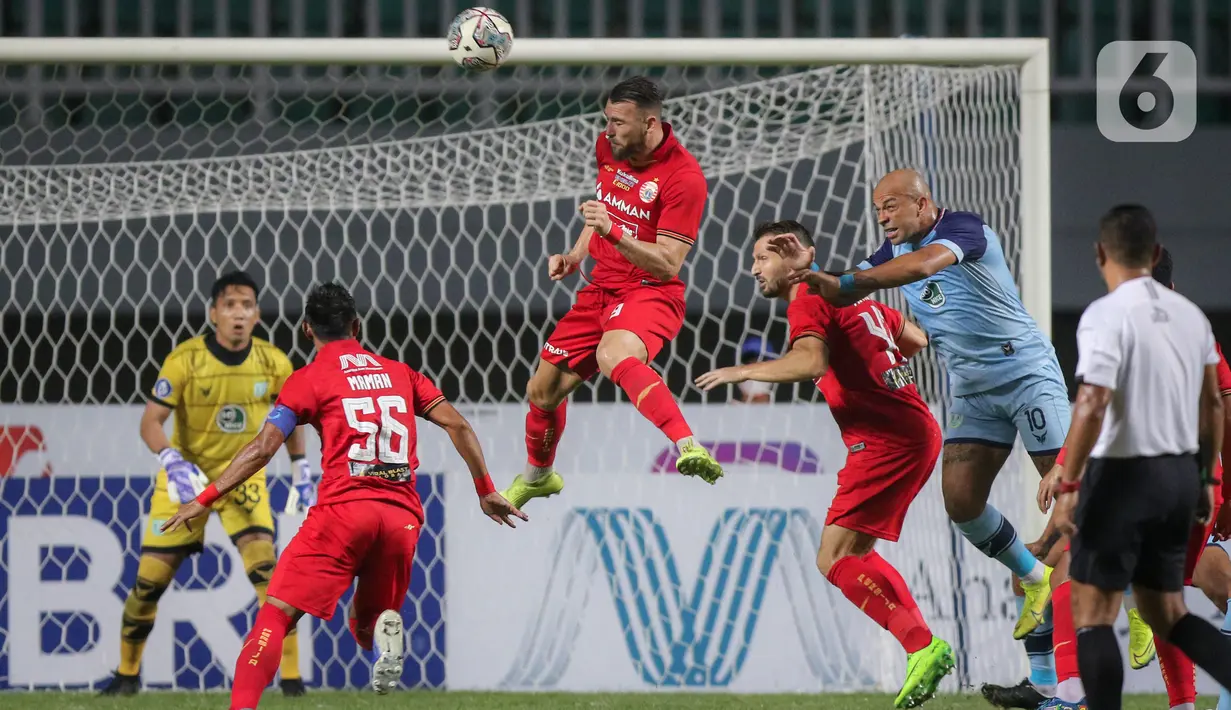 Penyerang Persija Jakarta, Marco Simic (atas) berusaha berusaha mencetak gol saat laga pekan keempat BRI Liga 1 2021/2022 melawan Persela Lamongan di Stadion Pakansari, Bogor, Jumat (24/09/2021). Persija Jakarta membungkam Persela Lamongan 2-1. (Bola.com/Bagaskara Lazuardi)