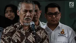 Tersangka kasus narkoba yang juga aktor senior Tio Pakusadewo memberikan keterangan kepada awak media sebelum dibawa ke Kejaksaan Negeri Jakarta Selatan di Direktorat Reserse Narkoba Polda Metro Jaya, Jakarta, Selasa (3/4). (Liputan6.com/Faizal Fanani)