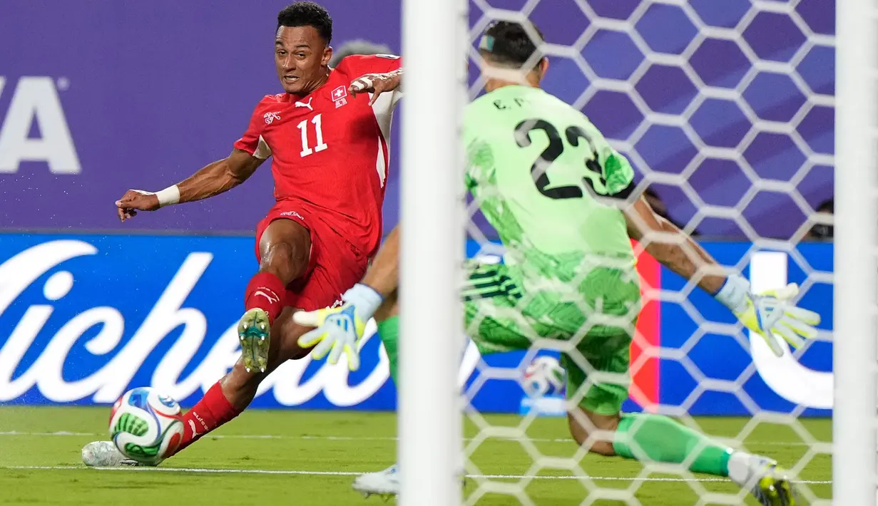 Pemain Swiss Dan Ndoye mencetak gol pertama timnya selama pertandingan perempat final Piala Dunia sepak bola antara Argentina dan Swiss di Kansas City, Mo., Sabtu, 11 Juli 2026. (AP Photo/Ashley Landis)