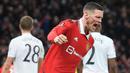 Selebrasi striker Manchester United, Wout Weghorst setelah mencetak gol ke gawang West Ham United pada laga putaran kelima Piala FA 2022/2023 di Old Trafford Stadium, Manchester (1/3/2023). Didatangkan dengan status pinjaman selama setengah musim dari Burnley pada Januari 2023, Wout Weghorst belum tampil maksimal seperti yang diharapkan dengan baru mencetak 2 gol dan 2 assist dari 22 laga di semua ajang. Besar kemungkinan ia akan dikembalikan ke Burnley akhir musim ini. (AFP/Lindsey Parnaby)