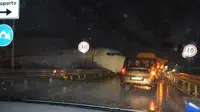 Burung besi kargo dilaporkan tergelincir di landasan pacu di bandara Italia, sebelum menabrak tembok pembatas di jalan yang sibuk. (Twitter/MarcoMauriPude)