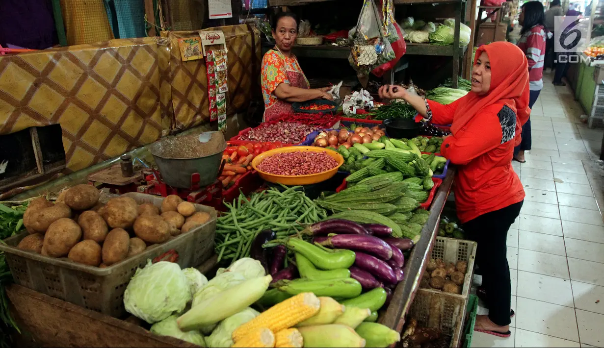 Aktivitas perdagangan di Pasar Kebayoran Lama, Jakarta, Jumat (20/4). Kementerian Perdagangan (Kemendag) juga mengklaim pasokan kebutuhan pokok menjelang Ramadan 2018 aman. (Liputan6.com/Johan Tallo)