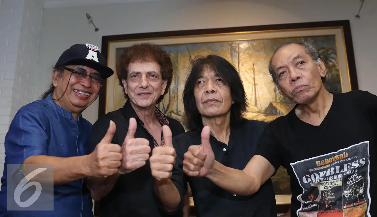 Grup band rock legendaris God Bless berpose usai syukuran pembuatan album ke 7 di kawasan Panglima Polim, Jakarta, Kamis (30/6). (Liputan6.com/Herman Zakharia)