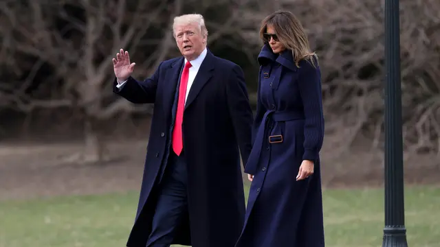 Melania Trump Hampir Terjatuh