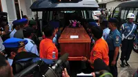 Peti jenazah korban pesawat AirAsia QZ8501 saat dimasukkan kedalam mobil ambulans oleh petugas, Jatim, Rabu (31/12/2014). (Liputan6.com/Johan Tallo)
