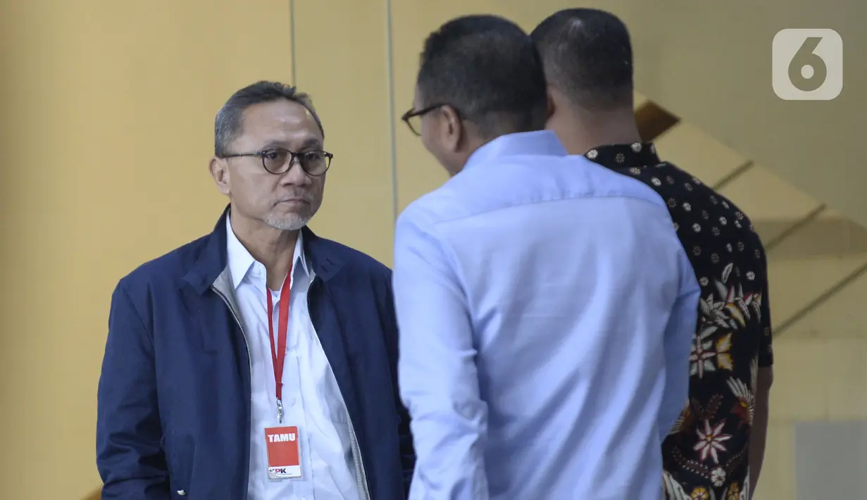 Ketum PAN Zulkifli Hasan akan menjalankan Salat Jumat di sela-sela pemeriksaan oleh penyidik di Gedung KPK, Jakarta, Jumat (14/2/2020). Zulkifli Hasan diperiksa sebagai saksi untuk tersangka korporasi PT Palma Satu terkait kasus alih fungsi hutan Riau pada tahun 2014. (merdeka.com/Dwi Narwoko)