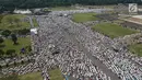 Foto aerial umat muslim melaksanakan salat Jumat saat Aksi Bela Palestina di Kawasan Monas, Jakarta, Jumat (11/5). Aksi ini bertajuk Indonesia Bebaskan Al-Quds. (Liputan6.com/Arya Manggala)